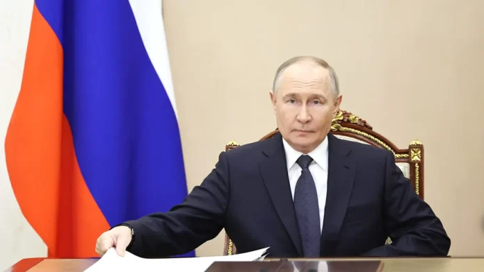 vladimir putin vstretilsya s uchenymi predstavivshimi gmoklubniku-onlymainnews-ru-0
