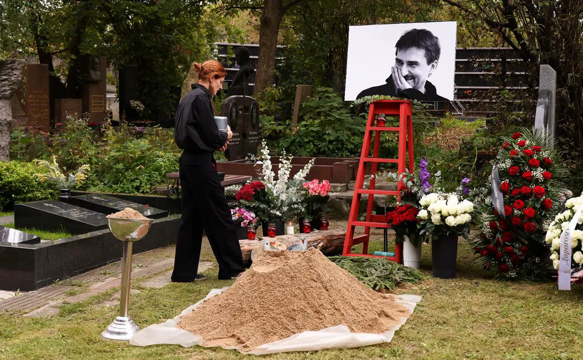 Вдова театрального режиссера Юрия Бутусова Мария во время захоронения урны с прахом на Кунцевском кладбище (Артем Геодакян / ТАСС)