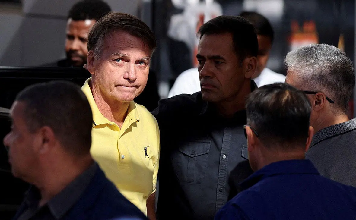Жаир Болсонару прибывает в больницу для прохождения медицинского обследования в Бразилиа, Бразилия, 16 августа 2025 года (Adriano Machado / Reuters)