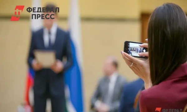 Александр Моор вручил родителям героев СВО звание «Отец солдата»-0