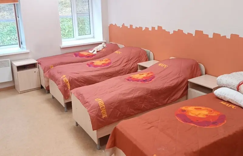 Дети на уличном мероприятии на площадке в лагере Космос