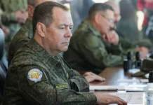 Медведев прибыл на Капустин Яр для обсуждения итогов испытаний medvedev pribyl na kapustin yar dlya obsuzhdeniya itogov ispytanij-onlymainnews-ru-0