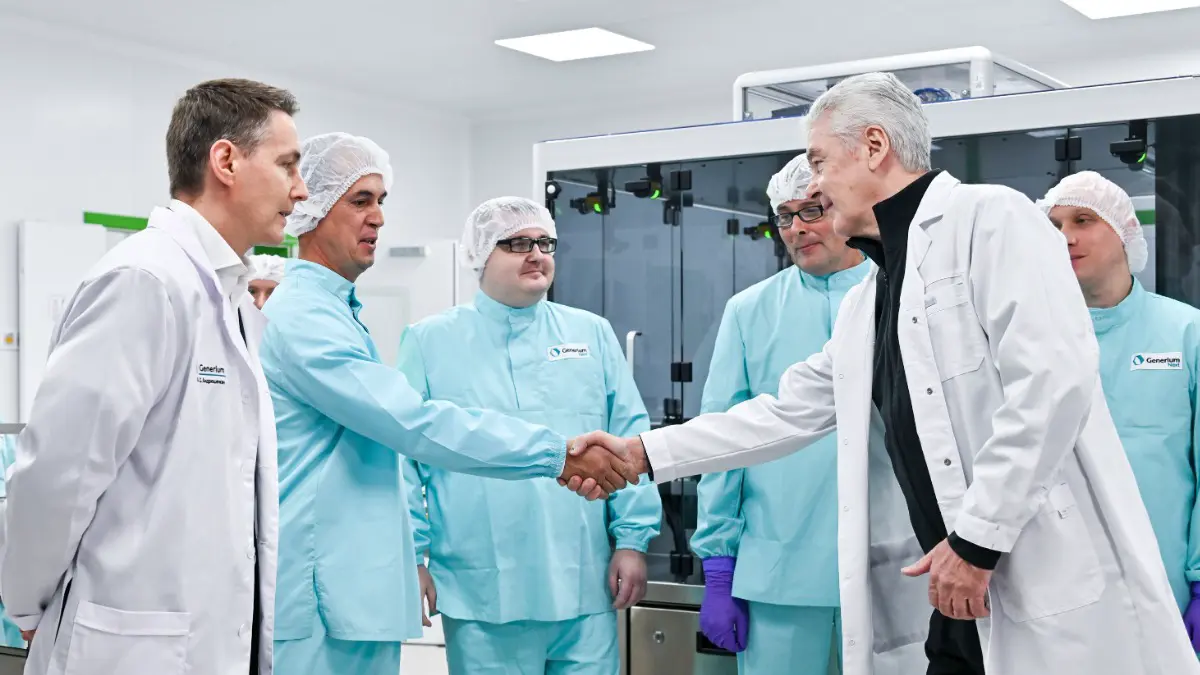 Мэр Москвы Сергей Собянин с фармацевтами на открытии нового комплекса на территории «Технополиса Москва»