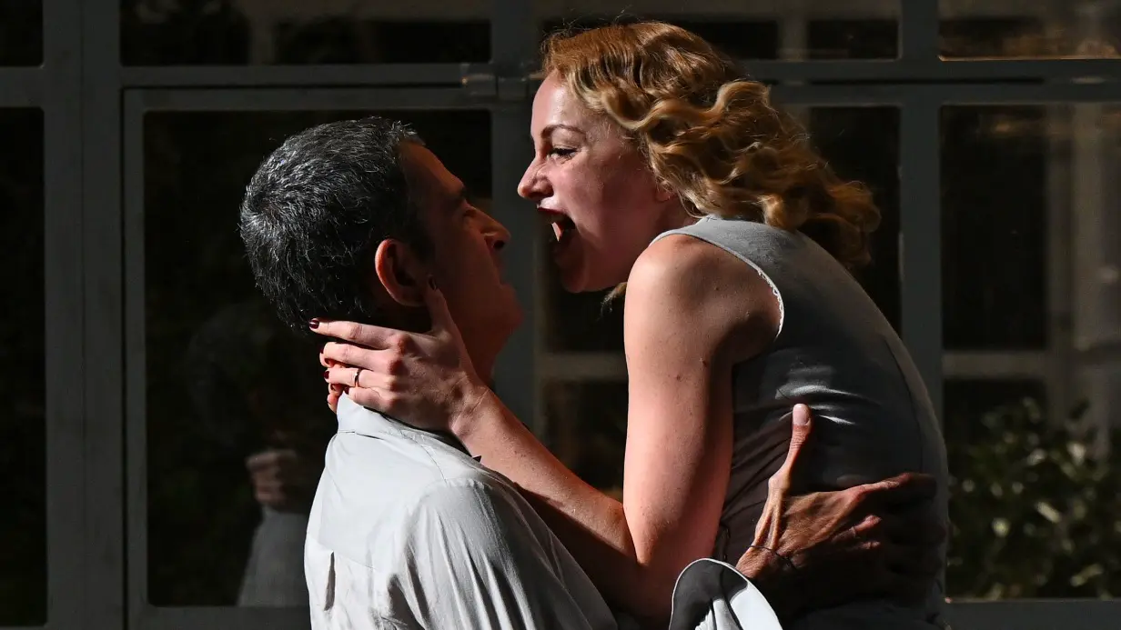 Серафима Огарева в роли матери Бориса, главного героя, и Амбарцум Кабанян в роли его отца