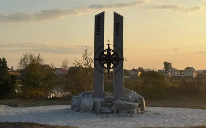 В Арамиле появилась уникальная стела Европа-Азия — символ дружбы Урала и казачества-0