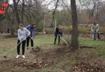 Жители Рязани с Виталием Артемовым сделали город чище на осеннем субботнике zhiteli ryazani s vitaliem artemovym sdelali gorod chishhe na osennem subbotnike-onlymainnews-ru-0