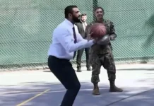 Ахмед аш-Шараа и командиры CENTCOM укрепили дружбу через баскетбол в Сирии ahmed ashsharaa i komandiry ukrepili druzhbu cherez basketbol v sirii-onlymainnews-ru-0