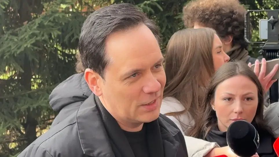 Актер Асташенок рассказал, как команда «Алых парусов» поддерживала Попова