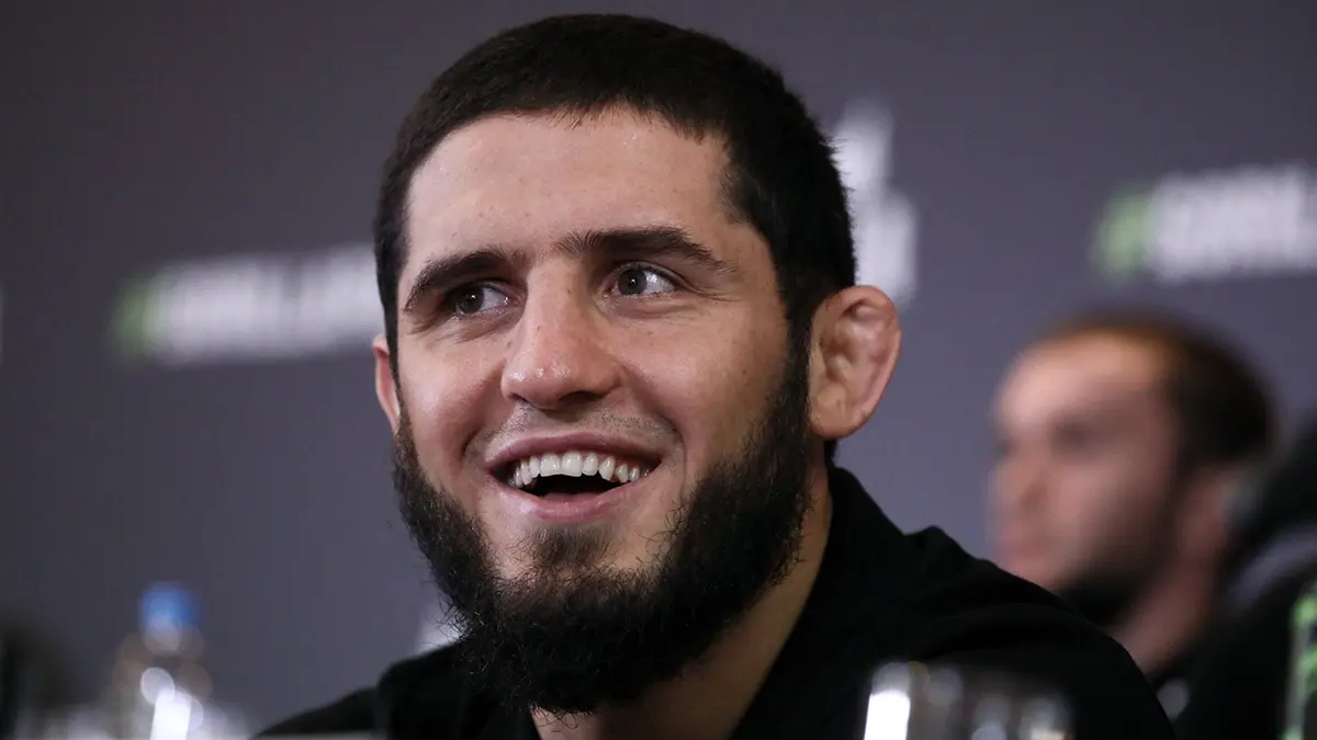 Россиянин Махачев завоевал чемпионский титул UFC в полусреднем весе