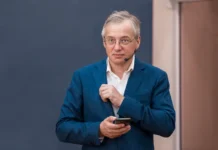 Как глава DNS Дмитрий Алексеев преодолел испытания при визите в ДВФУ kak glava dmitrij alekseev preodolel ispytaniya pri vizite v dvfu-onlymainnews-ru-0