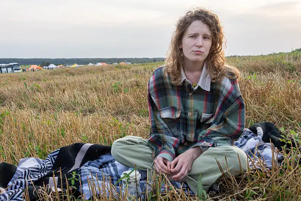 Концерт Монеточки в Риге прерван из-за внезапного недомогания певицы-0