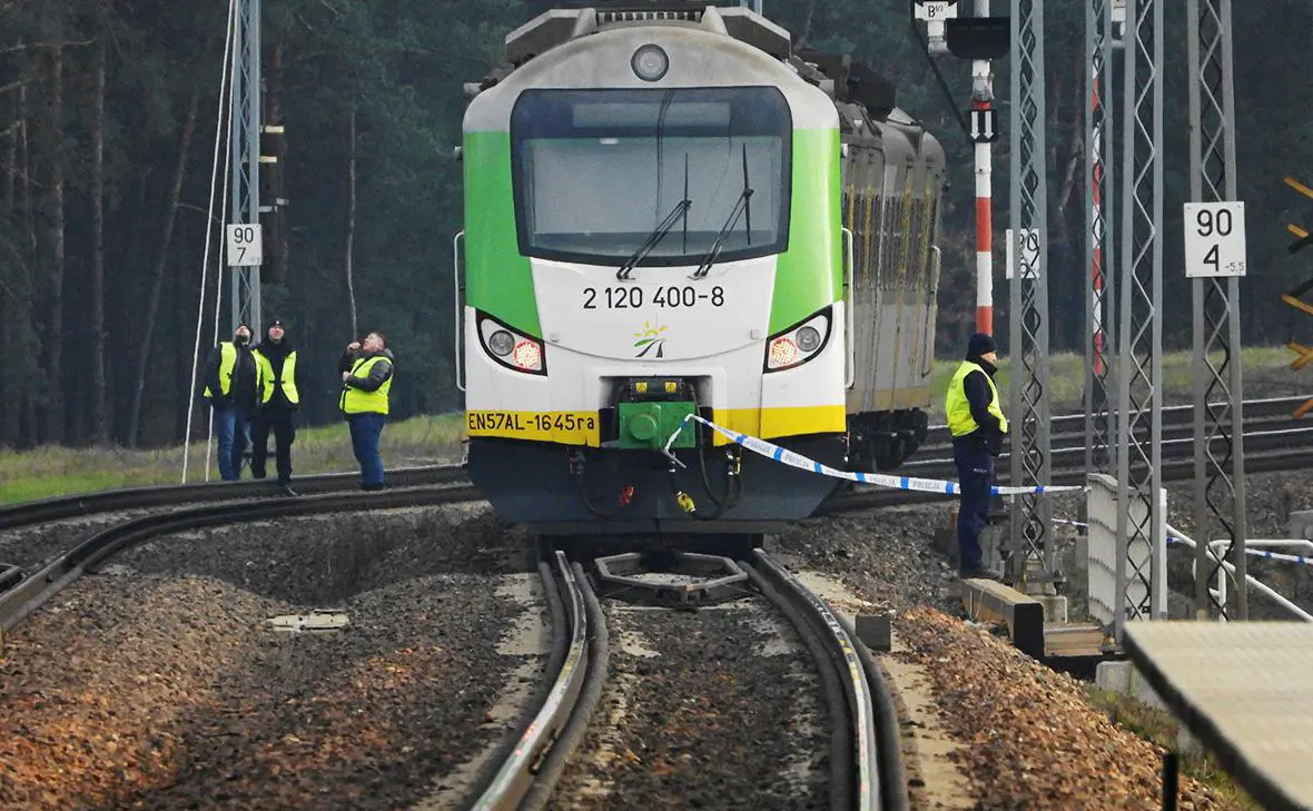 Место взрыва на железнодорожном пути на линии Варшава Люблин в Мике, Польша, 16 ноября 2025 года (Dariusz Borowicz / Agencja Wyborcza.pl / Reuters)