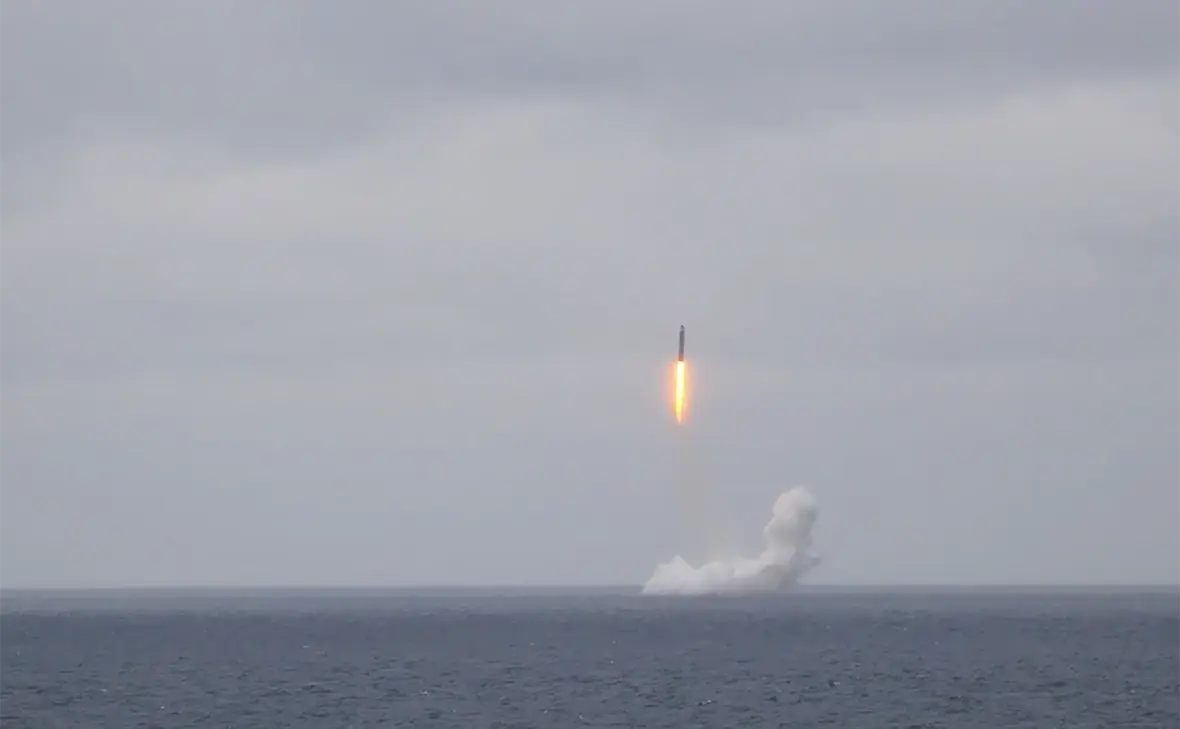 Пуск баллистической ракеты Синева с атомной подводной лодки (Минобороны России)