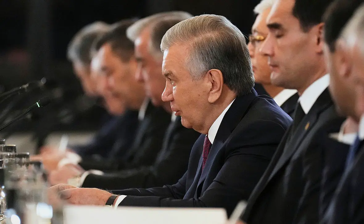 Шавкат Мирзиёев (в центре) (Jacquelyn Martin / AP / ТАСС)