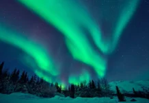 Сильная геомагнитная буря и солнечные вспышки озарят Россию полярным сиянием silnaya geomagnitnaya burya i solnechnye vspyshki ozaryat rossiyu polyarnym siyaniem-onlymainnews-ru-0