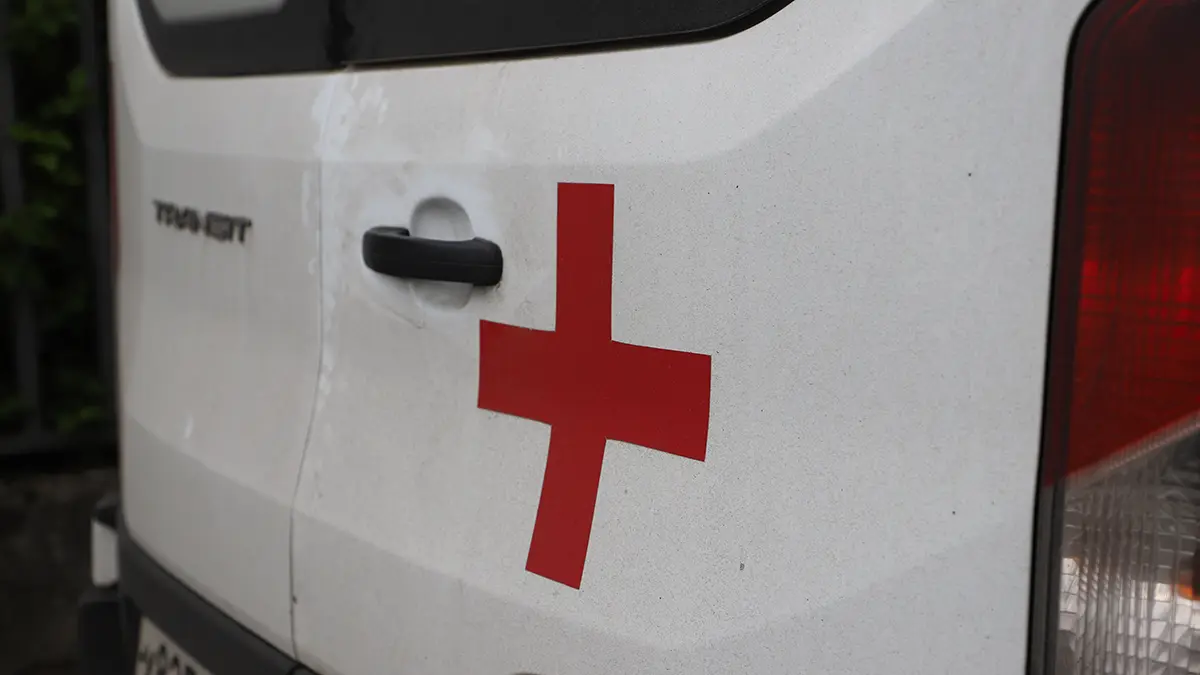 Напавший с ножом на полицейских в Дагестане мужчина скончался по пути в больницу