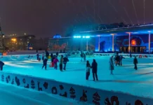 Дети участников СВО встретились с Дедом Морозом и Снегурочкой в Москве deti uchastnikov svo vstretilis s dedom morozom i snegurochkoj v moskve-onlymainnews-ru-0