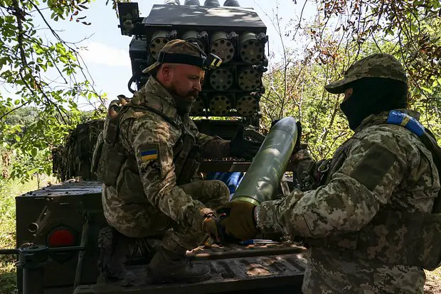 Украинские военнослужащие заряжают снаряды в РСЗО РАК-СА-12