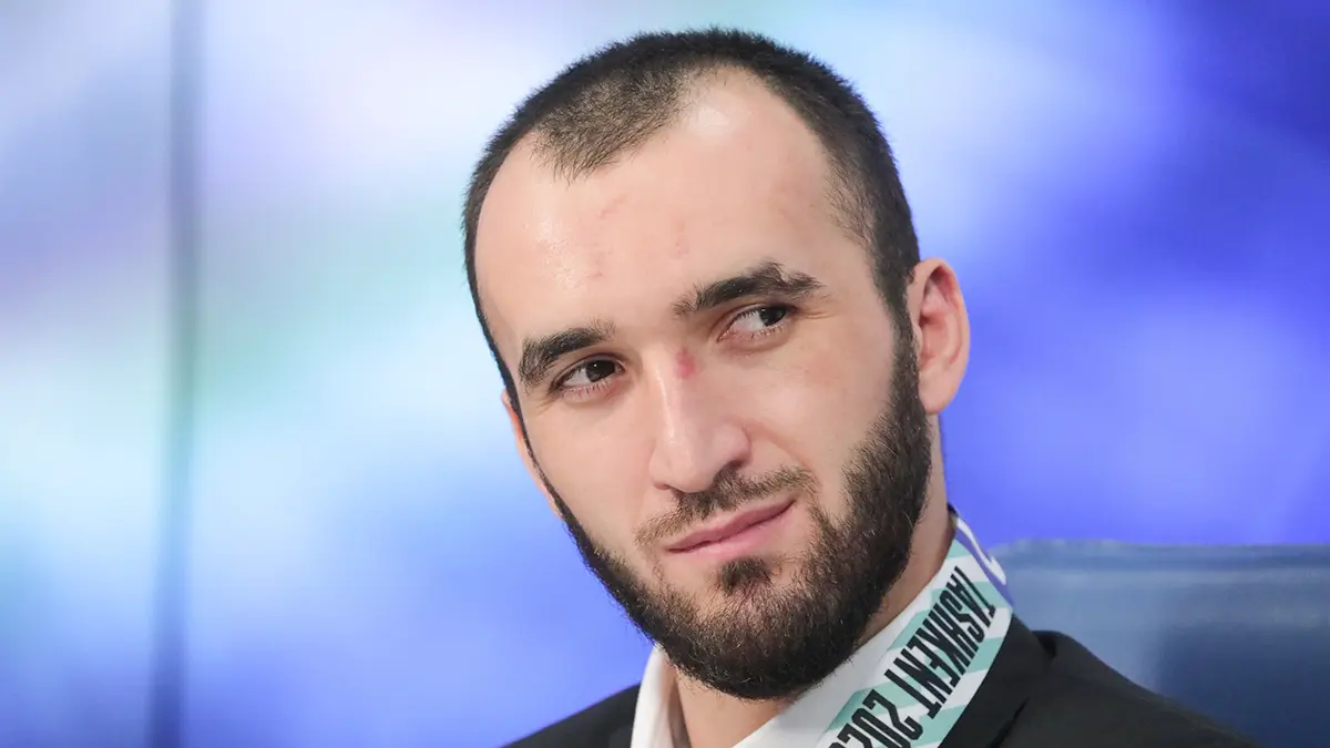 Чемпион мира по боксу Гаджимагомедов оценил рукопожатие Путина