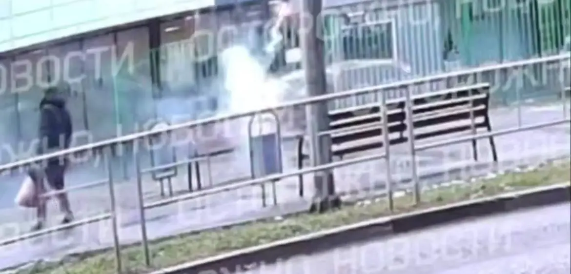 Неизвестный взорвал фейерверки около школы в Мытищах