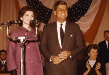 Пальто Жаклин Кеннеди на Sotheby's стало частью яркой истории за сотни тысяч palto zhaklin kennedi na stalo chastyu yarkoj istorii za sotni tysyach-onlymainnews-ru-0