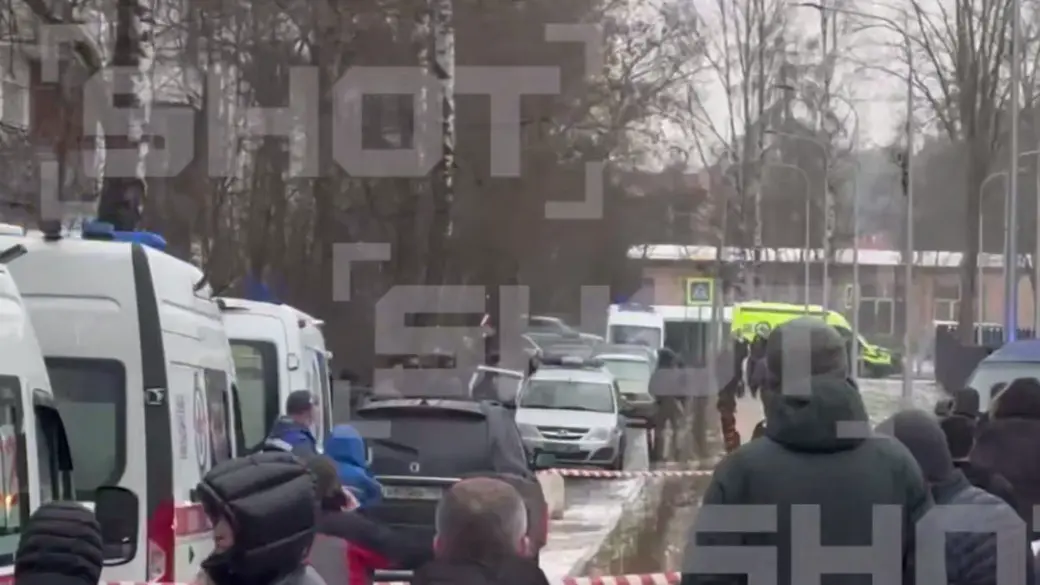Shot: Подросток, напавший на школу в Подмосковье, взял в заложники ученика