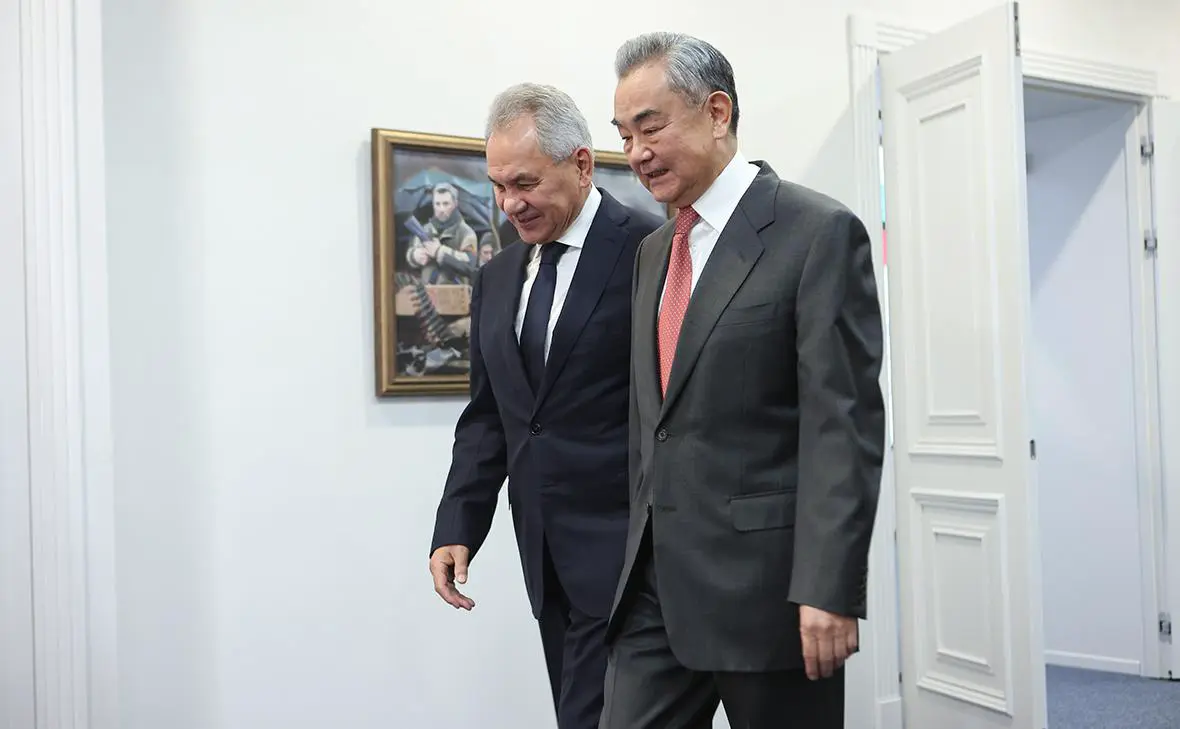 Сергей Шойгу и Ван И (Владимир Андреев / РБК)