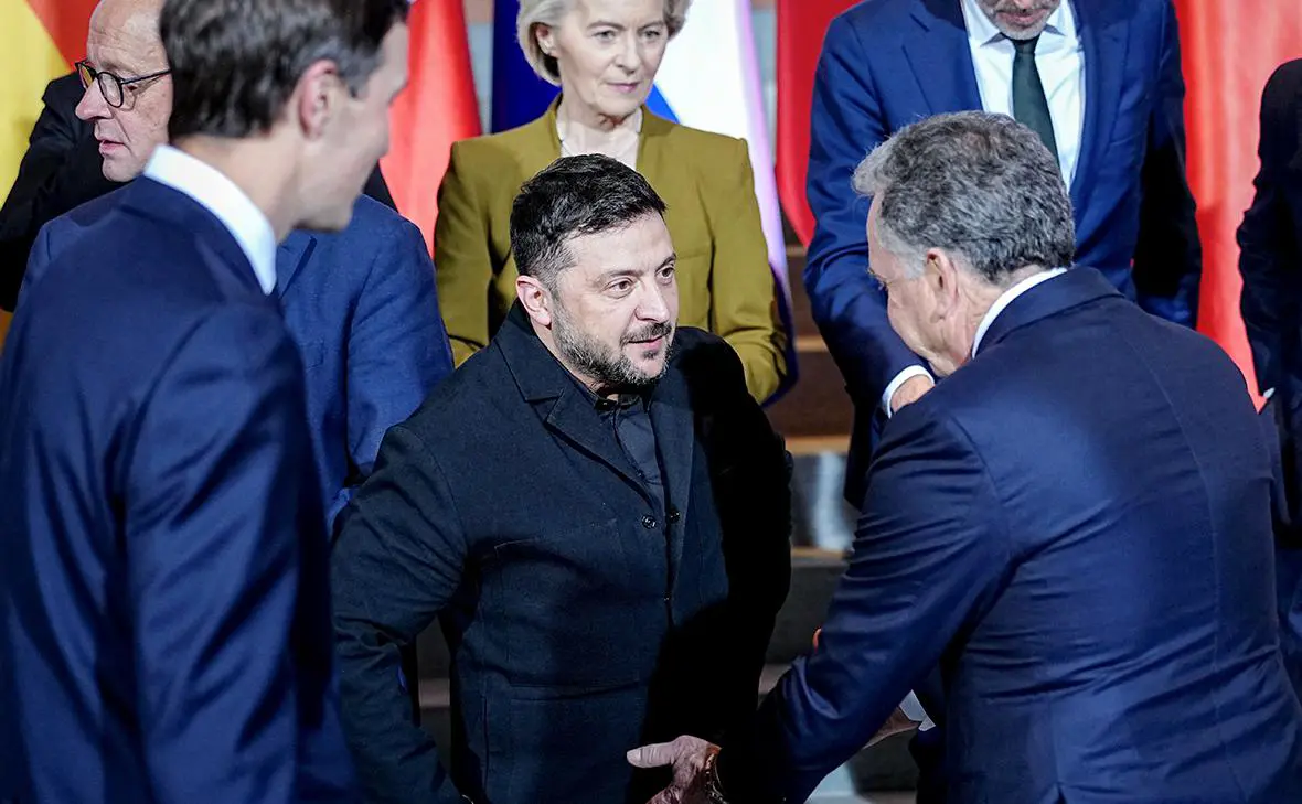 Владимир Зеленский (в центре) (Kay Nietfeld / Reuters)