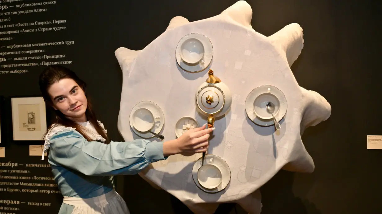 Дом Остроухова в Трубниках. Сотрудница Государственного литературного музея имени В. И. Даля Анна Сахарчук в образе Алисы