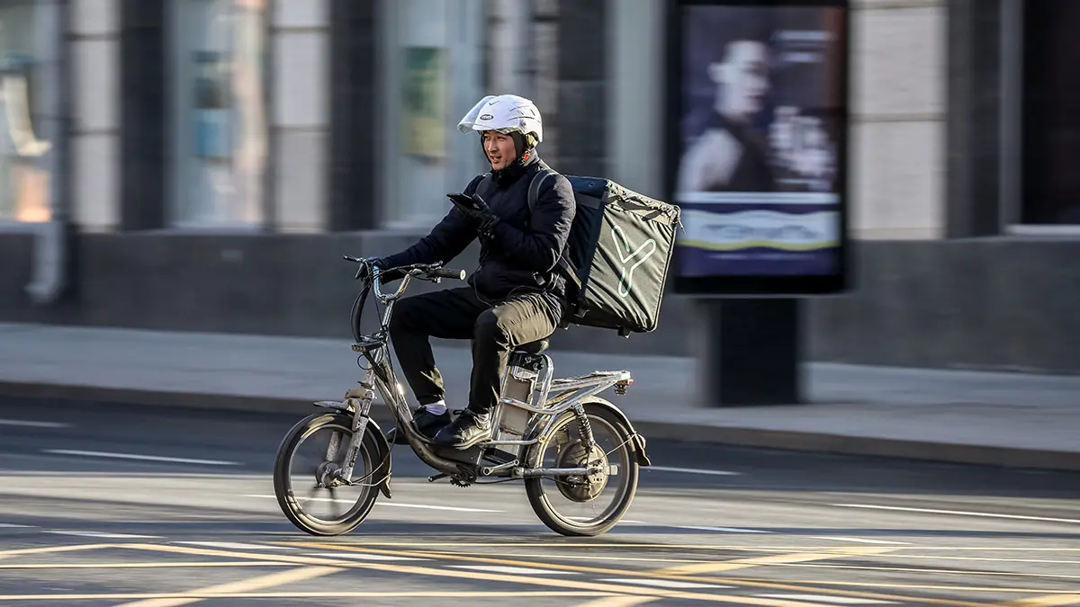 Курьер привез заказ москвичам с ребенком внутри термосумки