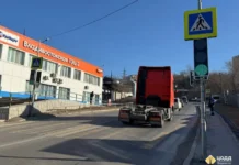 Во Владивостоке установлен новый светофор у ТЭЦ-2 для безопасного перехода vo vladivostoke ustanovlen novyj svetofor u tecz2 dlya bezopasnogo perehoda-onlymainnews-ru-0