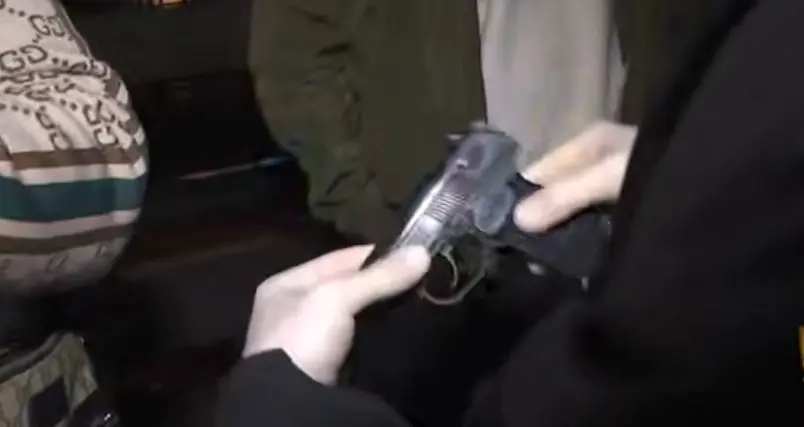 Московские полицейские нашли у пассажира такси пистолет и патроны