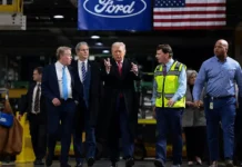 UAW и США поддержали Ти Джея Сабулу из Ford после конфликта с Трампом i ssha podderzhali ti dzheya sabulu iz posle konflikta s trampom-onlymainnews-ru-0