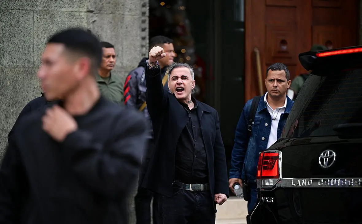 Тарек Сааб (в центре) (Gaby Oraa / Reuters)