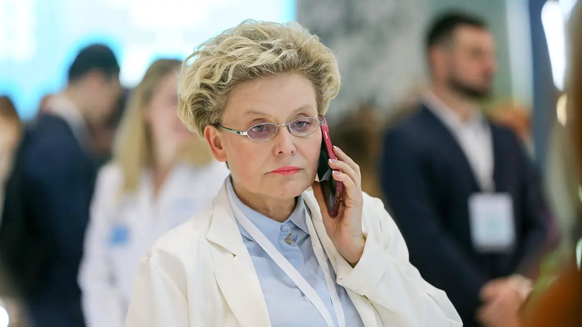 Малышева порезалась скальпелем во время съемок программы «Жить здорово!»