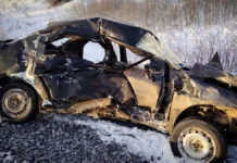 Renault Logan столкнулся с поездом на ЖД-переезде в Псковской области stolknulsya s poezdom na zhdpereezde v pskovskoj oblasti-onlymainnews-ru-0