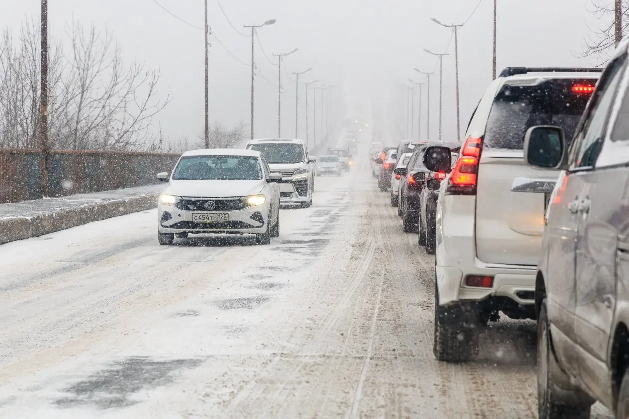 снег, снегопад, зима, дороги, машины, пробки, Рудневский мост Евгений Кулешов, ИА PrimaMedia.ru
