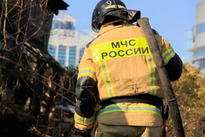 geroi mchs rossii spasli dom na vsevoloda sibirczeva vo vladivostoke-onlymainnews-ru-0