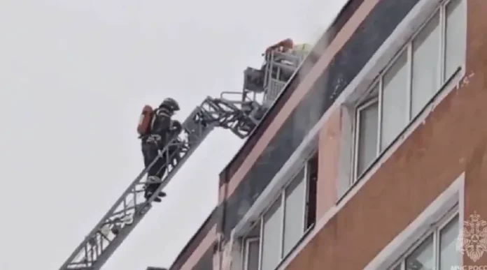 mchs rossii spasaet gostej hostela pri pozhare na severe moskvy-onlymainnews-ru-0