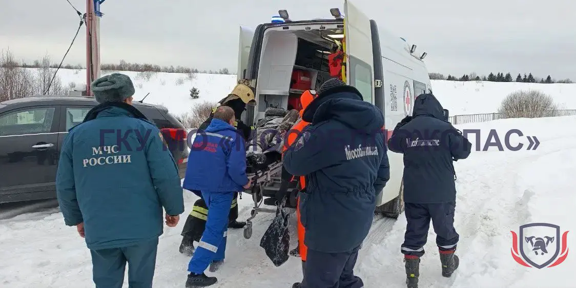Спасатели оказали помощь жителю Подмосковья, провалившемуся под лед
