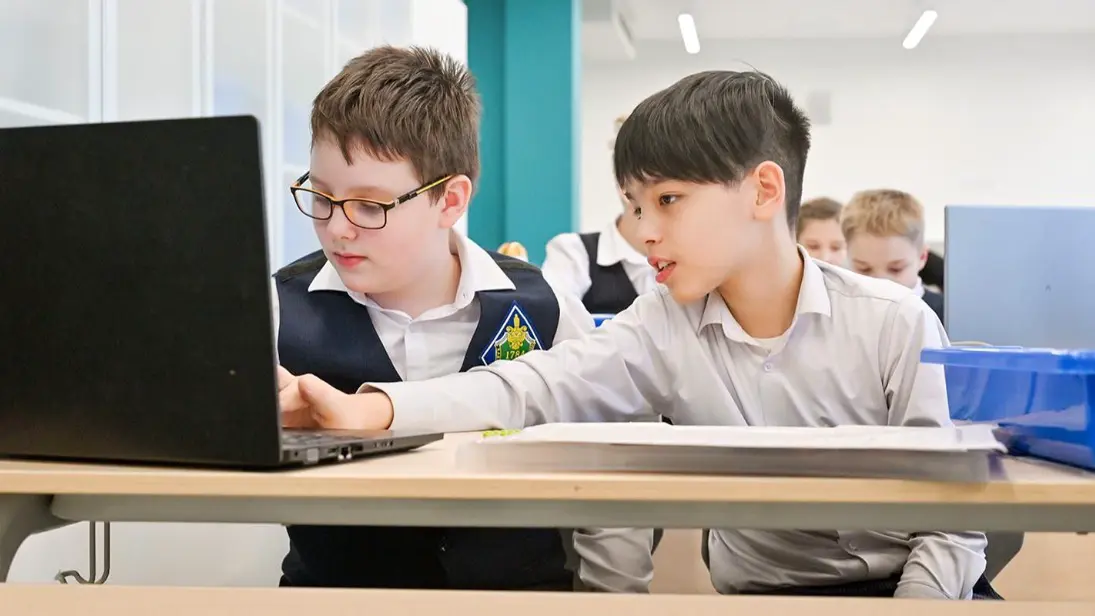 Собянин: В школах Москвы стартовал уникальный проект по работе с ИИ