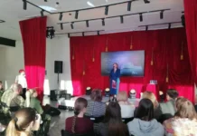 yurij czaryov i andrej belyaev predstavili knigu polevskomu-onlymainnews-ru-0