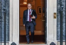 Дональд Трамп с юмором оценил действия Кира Стармера в Великобритании donald tramp s yumorom oczenil dejstviya kira starmera v velikobritanii-onlymainnews-ru-0