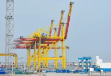 port ustluga ohvachen ognem posle ataki dronov nad lenoblastyu-onlymainnews-ru-0