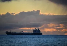 Танкер Aqua Titan с нефтью Urals сменил маршрут: из Китая в Индию tanker s neftyu smenil marshrut iz kitaya v indiyu-onlymainnews-ru-0