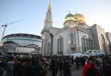 Тысячи мусульман праздновали Ураза-байрам в Московской соборной мечети tysyachi musulman prazdnovali urazabajram v moskovskoj sobornoj mecheti-onlymainnews-ru-0