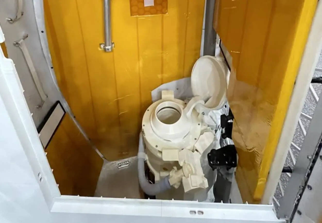 Артемида II: Фрилинг и Кох успешно решают задачи космического быта-0