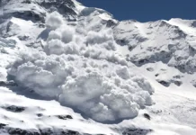 mchs buryatii spaslo alpinistov posle laviny na munkusardyk-onlymainnews-ru-0