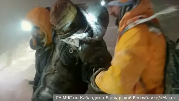 Спасатели эвакуировали двух туристов с Эльбруса