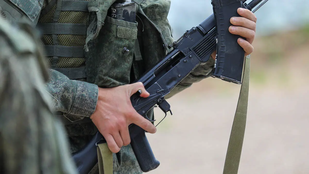 Солдат ВС России на спине пронес раненого сослуживца через заминированное поле